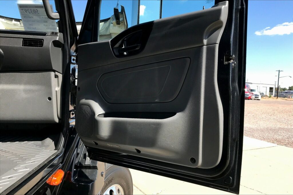 2022 INT LT625 6×4 Sleeper