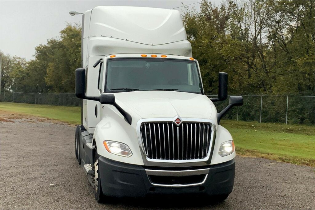 2022 CUM LT625 6×4 Sleeper