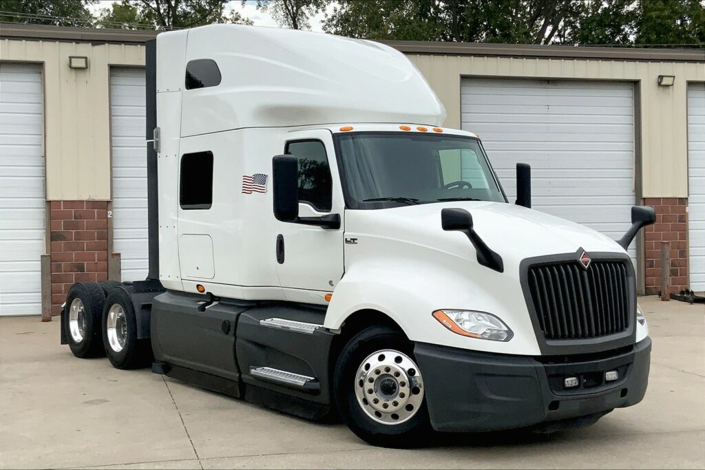 2021 CUM LT625 6×4 Sleeper