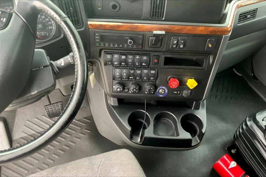 2021 CUM LT625 6×4 Sleeper