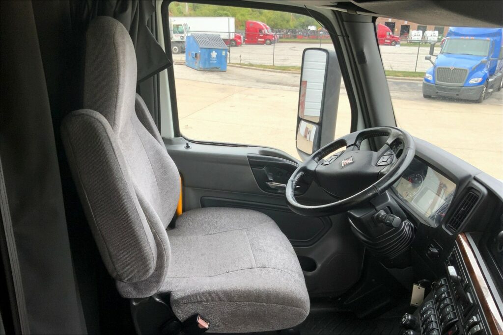 2021 CUM LT625 6×4 Sleeper