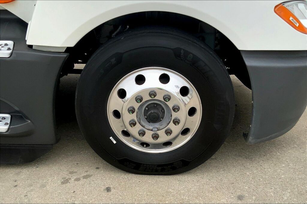 2021 CUM LT625 6×4 Sleeper