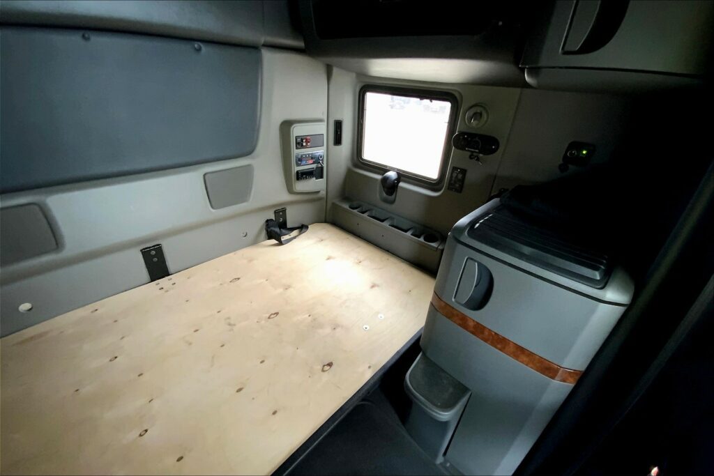 2021 CUM LT625 6×4 Sleeper