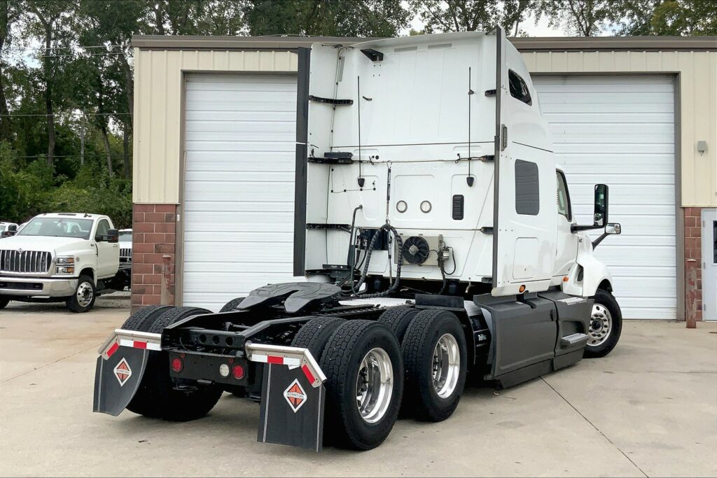 2021 CUM LT625 6×4 Sleeper