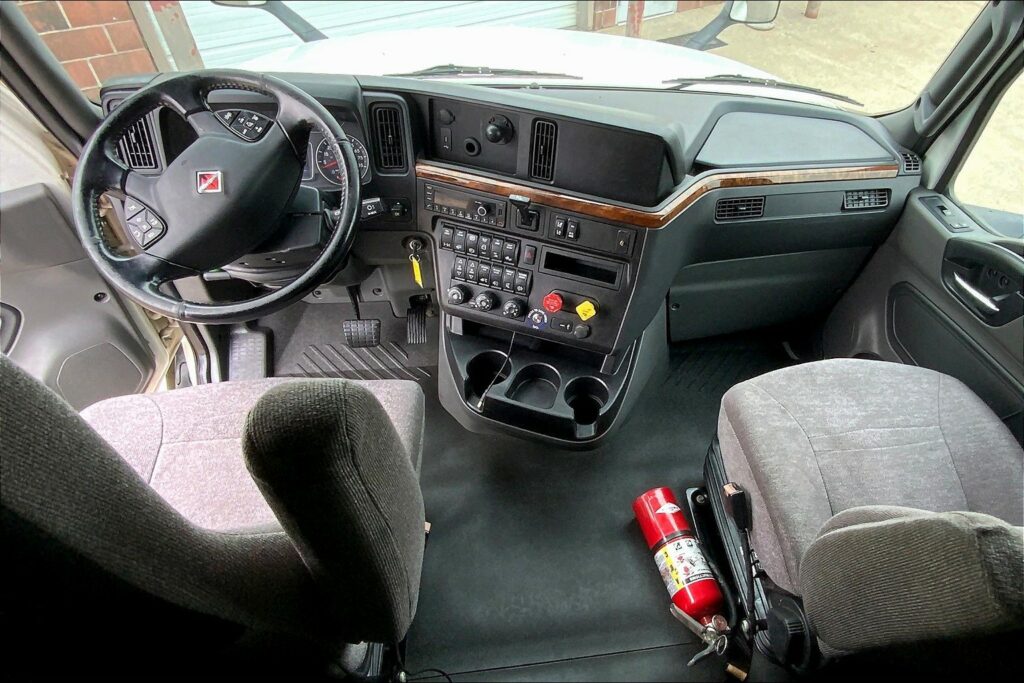 2021 CUM LT625 6×4 Sleeper