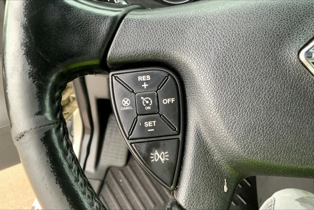 2021 CUM LT625 6×4 Sleeper