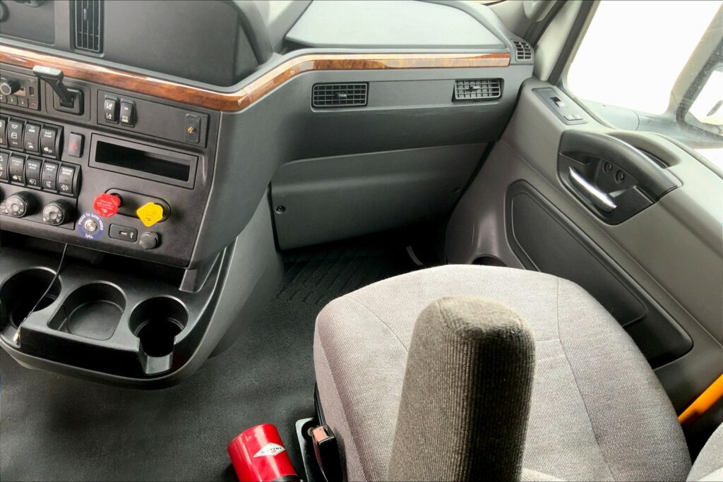 2021 CUM LT625 6×4 Sleeper