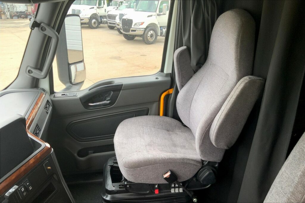 2021 CUM LT625 6×4 Sleeper