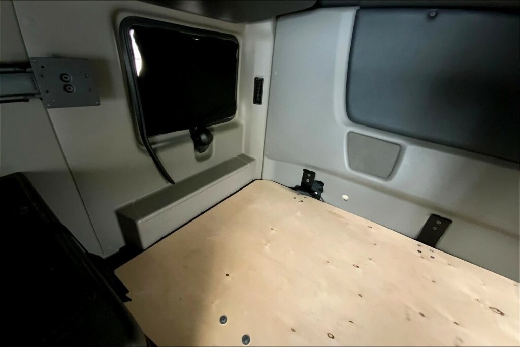 2021 CUM LT625 6×4 Sleeper