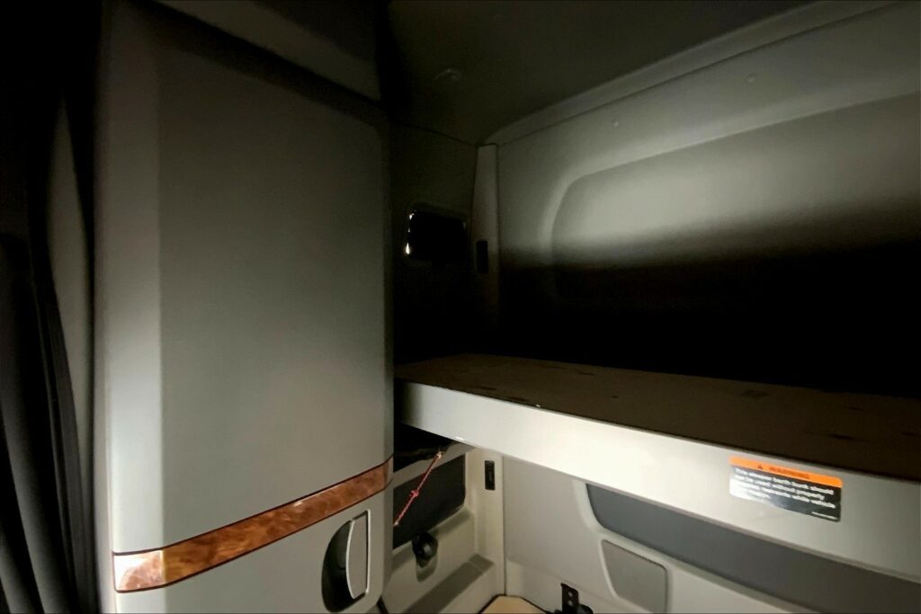 2021 CUM LT625 6×4 Sleeper