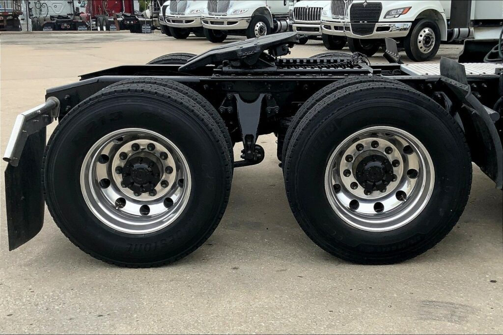 2021 CUM LT625 6×4 Sleeper