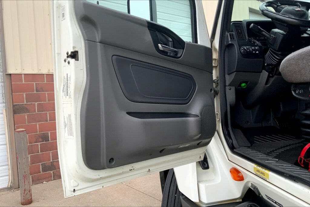 2021 CUM LT625 6×4 Sleeper