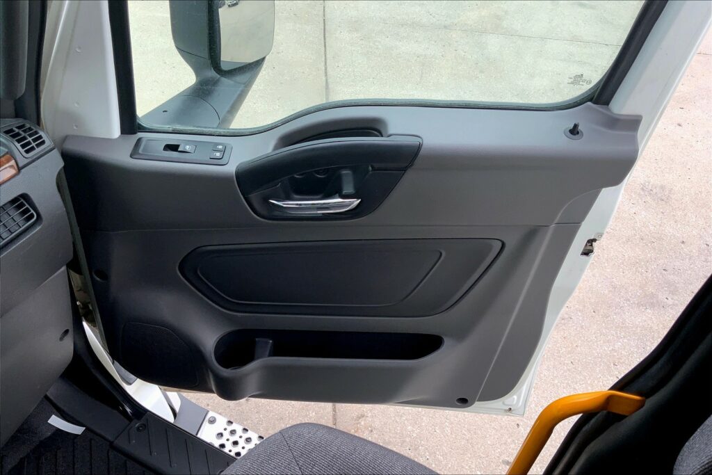 2021 CUM LT625 6×4 Sleeper