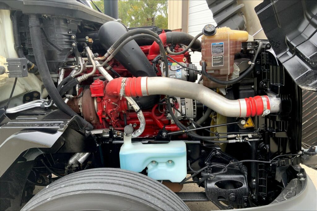 2021 CUM LT625 6×4 Sleeper