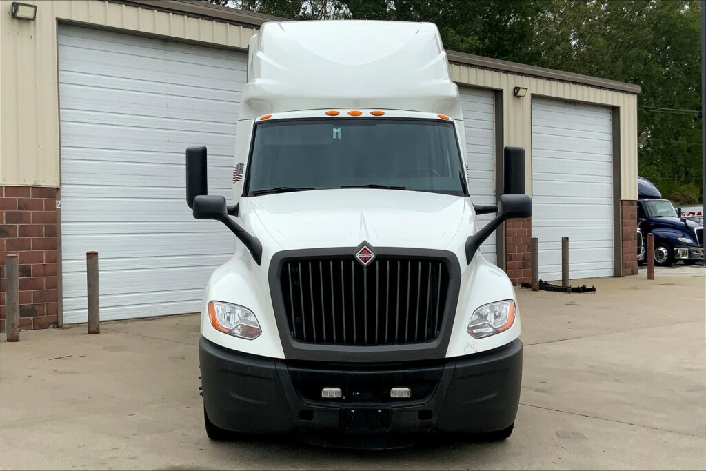 2021 CUM LT625 6×4 Sleeper