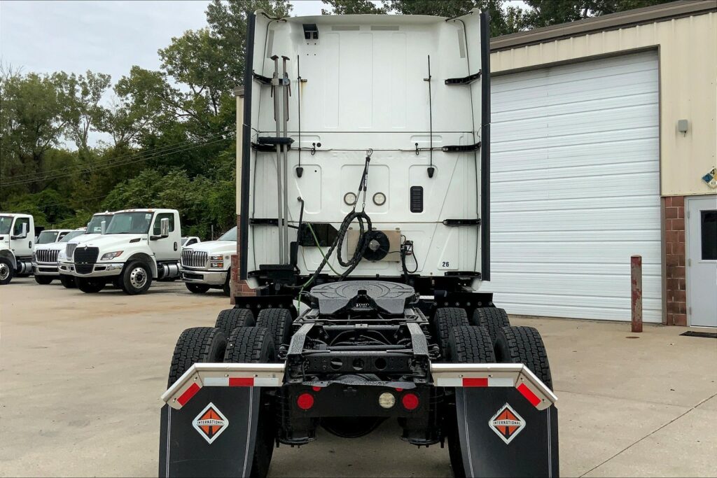 2021 CUM LT625 6×4 Sleeper