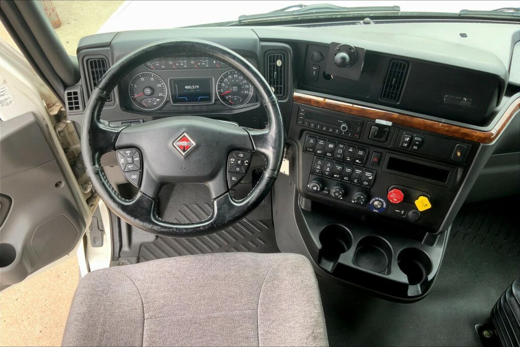 2021 CUM LT625 6×4 Sleeper