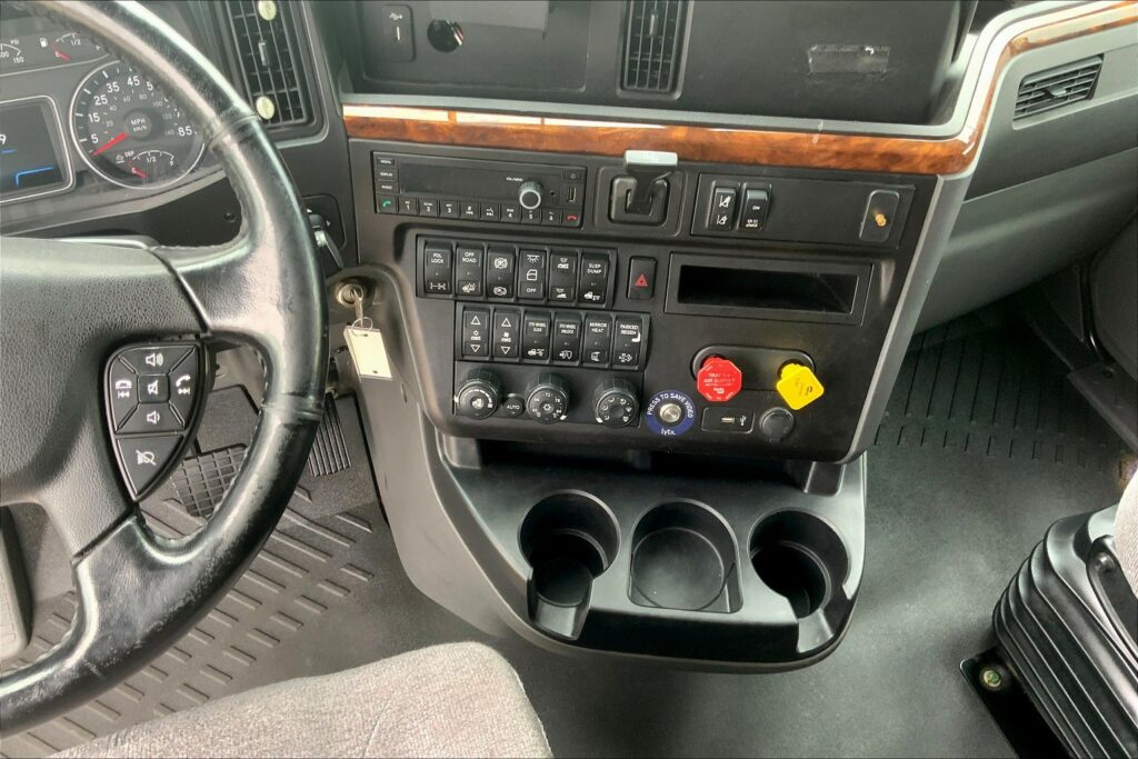 2021 CUM LT625 6×4 Sleeper