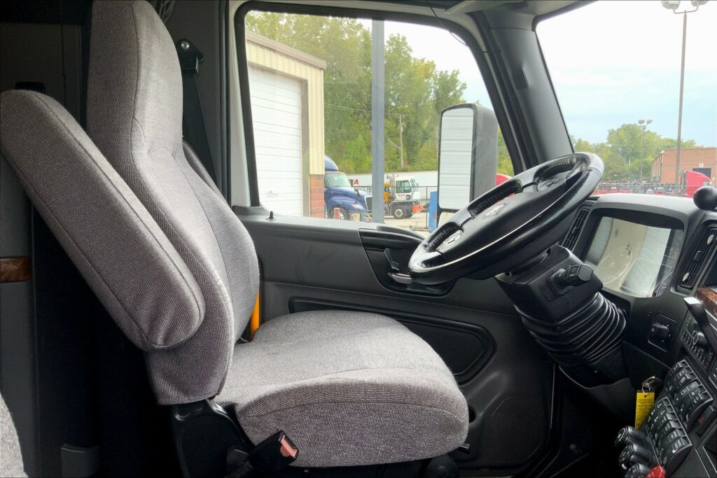 2021 CUM LT625 6×4 Sleeper