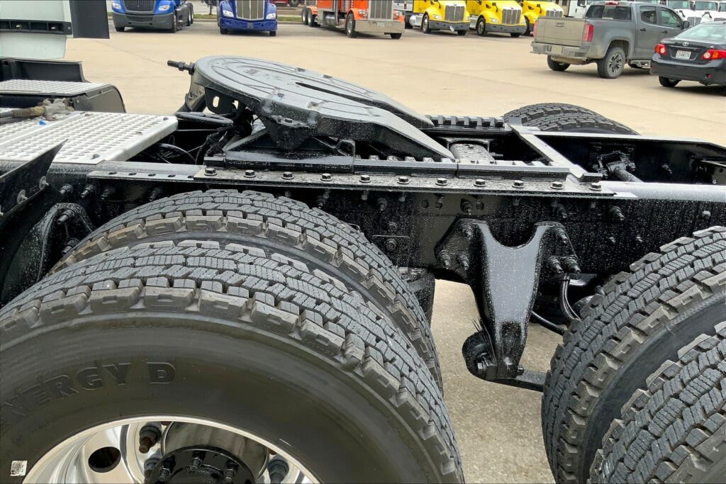 2021 CUM LT625 6×4 Sleeper