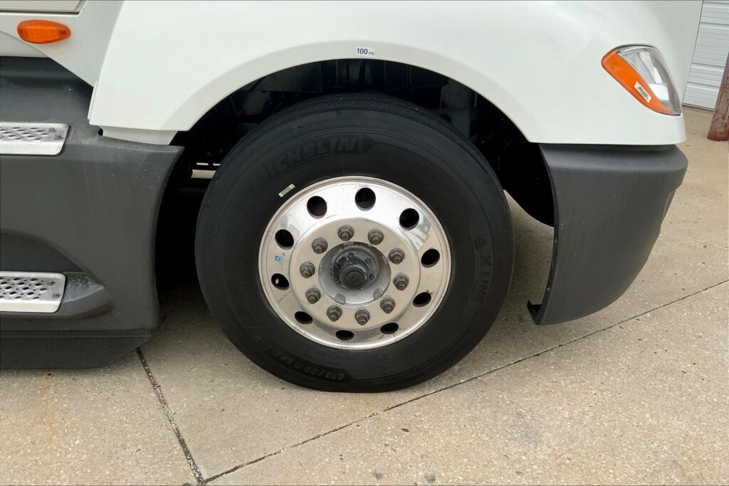 2021 CUM LT625 6×4 Sleeper