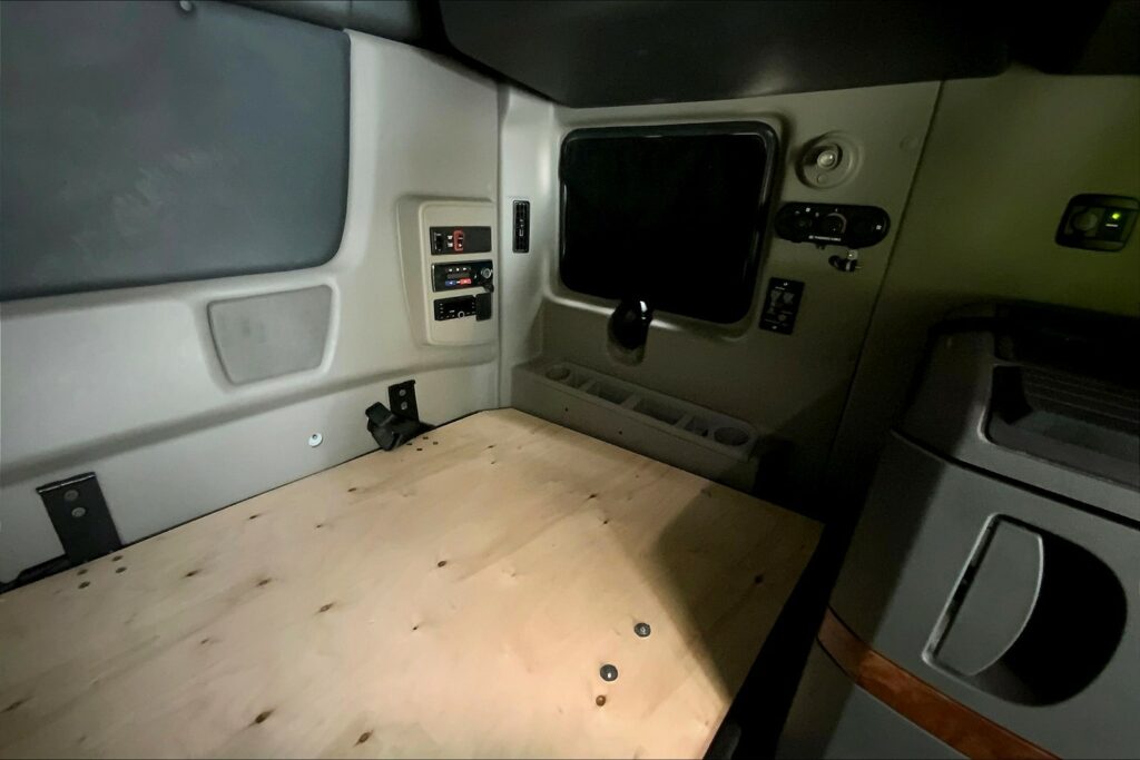 2021 CUM LT625 6×4 Sleeper