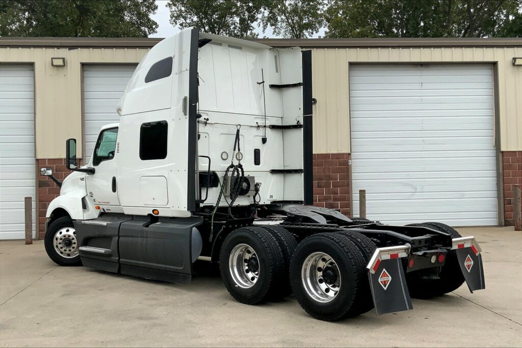 2021 CUM LT625 6×4 Sleeper