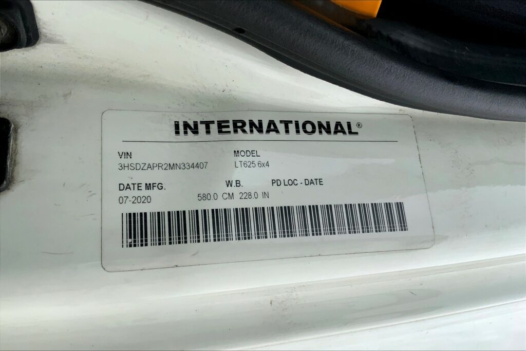 2021 CUM LT625 6×4 Sleeper