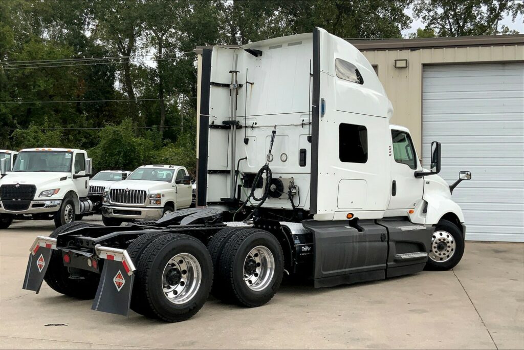 2021 CUM LT625 6×4 Sleeper