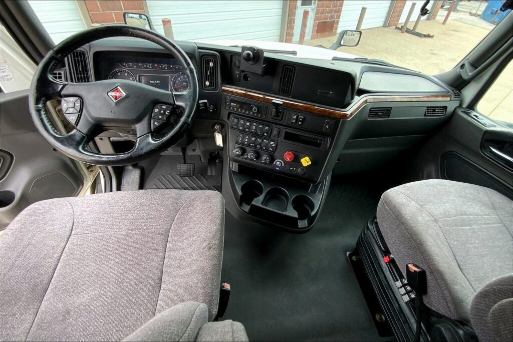 2021 CUM LT625 6×4 Sleeper