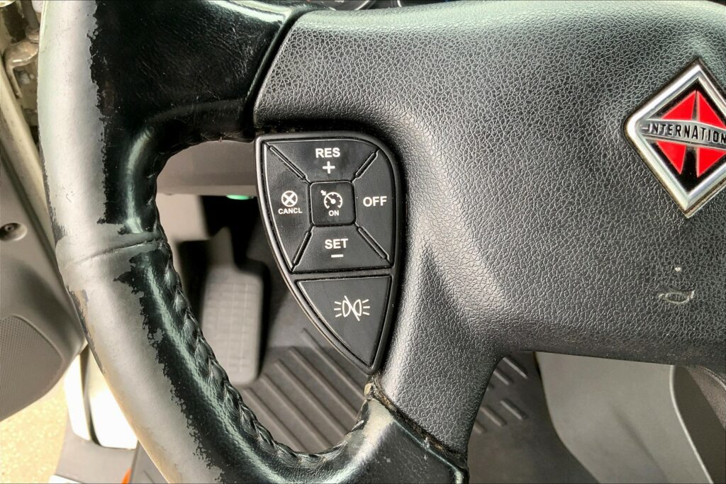 2021 CUM LT625 6×4 Sleeper