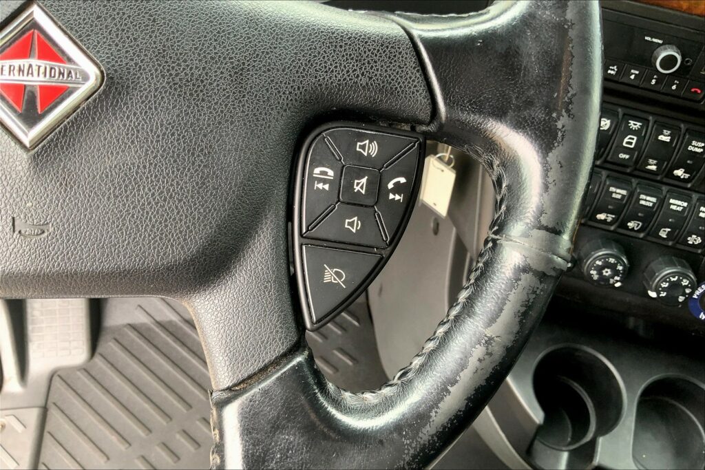 2021 CUM LT625 6×4 Sleeper