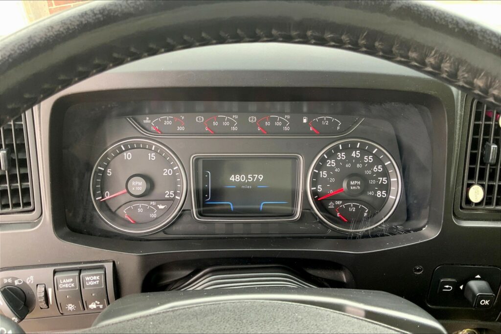 2021 CUM LT625 6×4 Sleeper