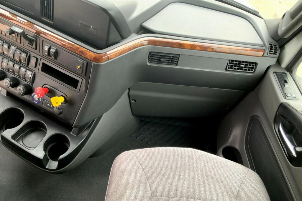 2021 CUM LT625 6×4 Sleeper