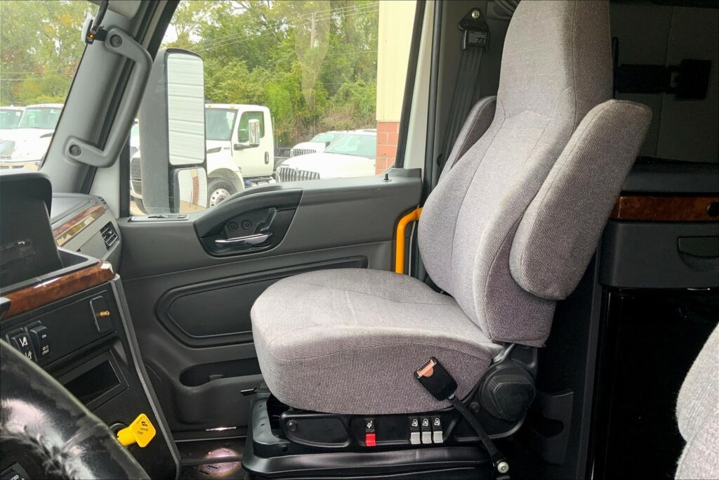 2021 CUM LT625 6×4 Sleeper