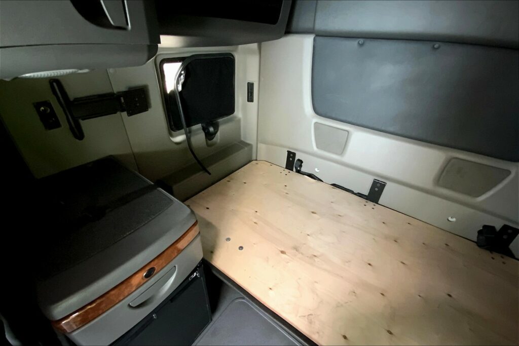 2021 CUM LT625 6×4 Sleeper