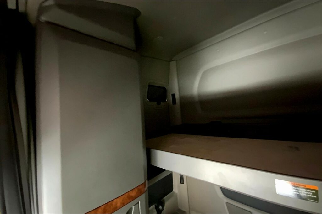 2021 CUM LT625 6×4 Sleeper