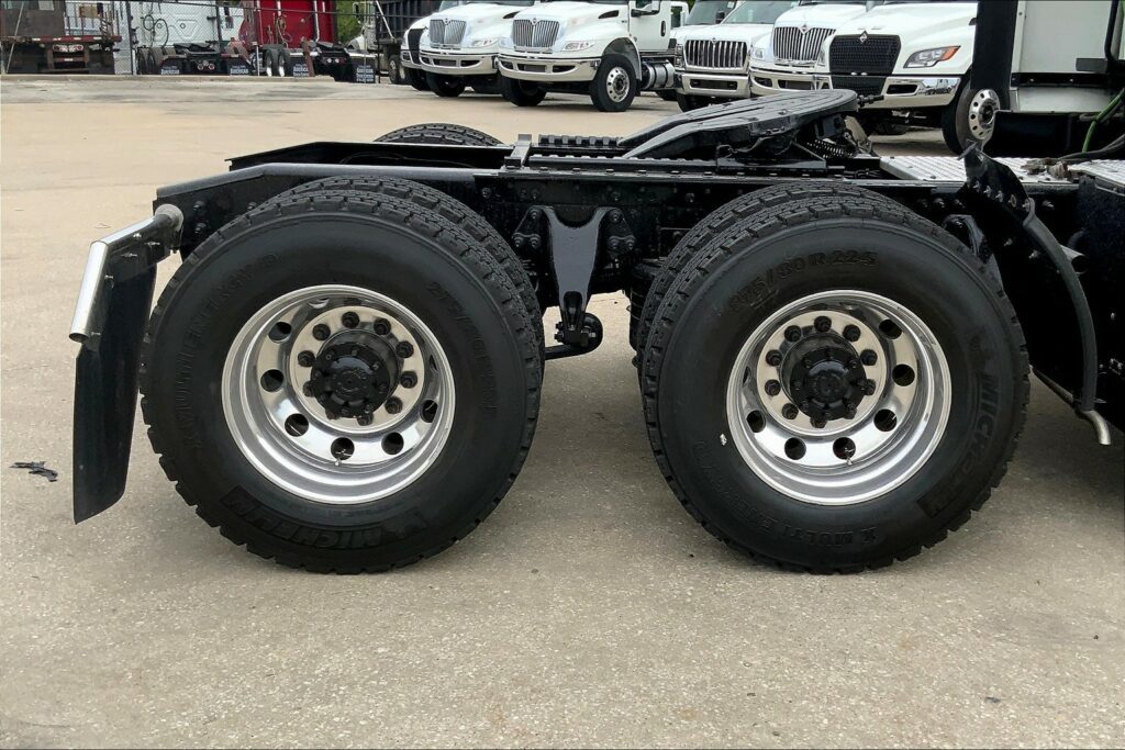 2021 CUM LT625 6×4 Sleeper