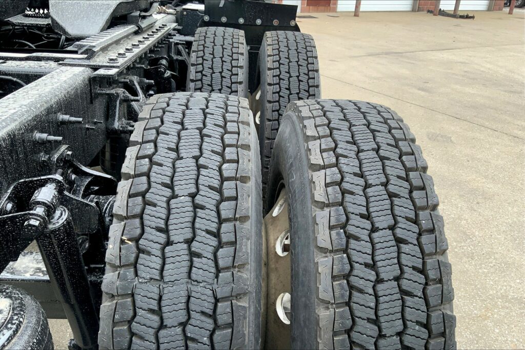 2021 CUM LT625 6×4 Sleeper