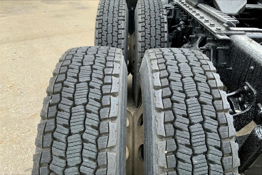 2021 CUM LT625 6×4 Sleeper