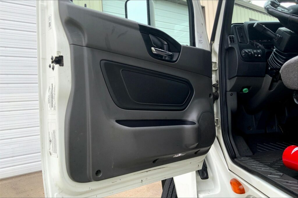 2021 CUM LT625 6×4 Sleeper