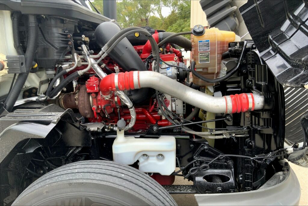 2021 CUM LT625 6×4 Sleeper