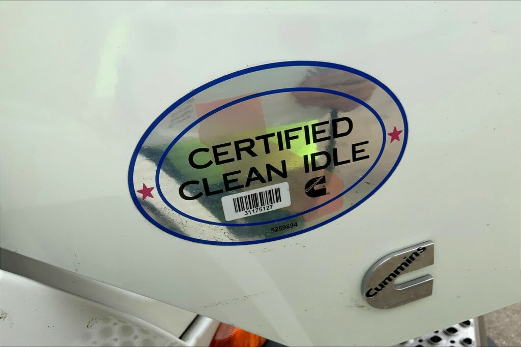 2021 CUM LT625 6×4 Sleeper