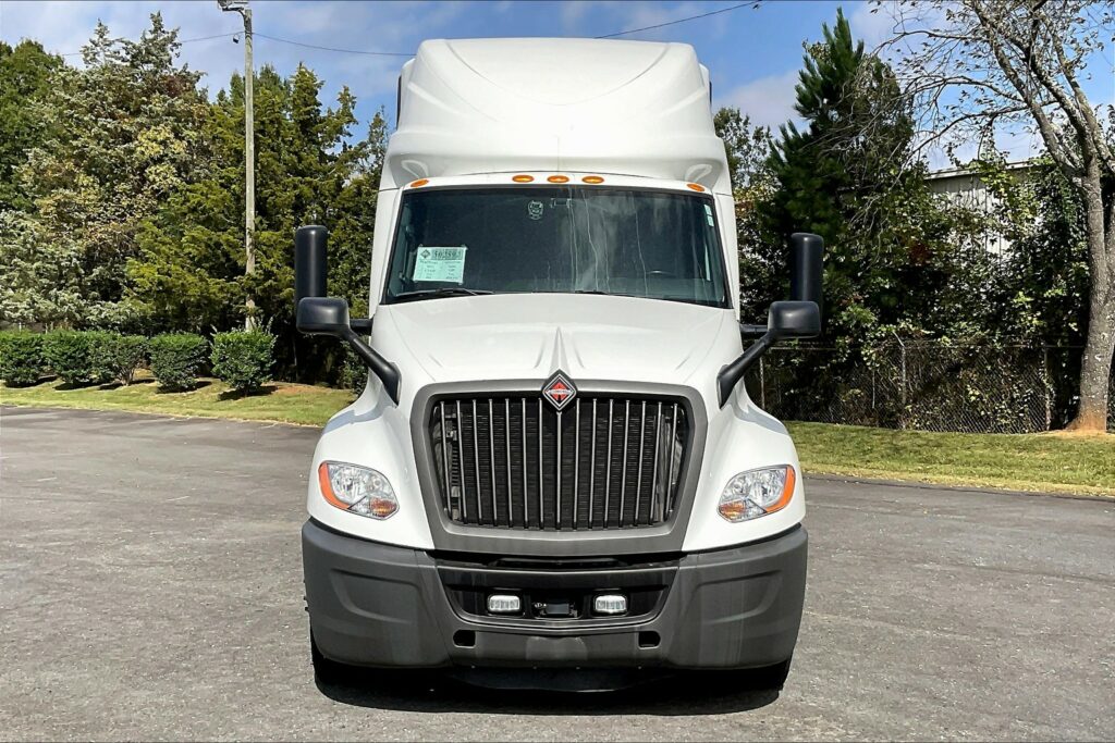 2021 CUM LT625 6×4 Sleeper