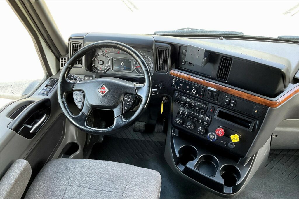 2021 CUM LT625 6×4 Sleeper