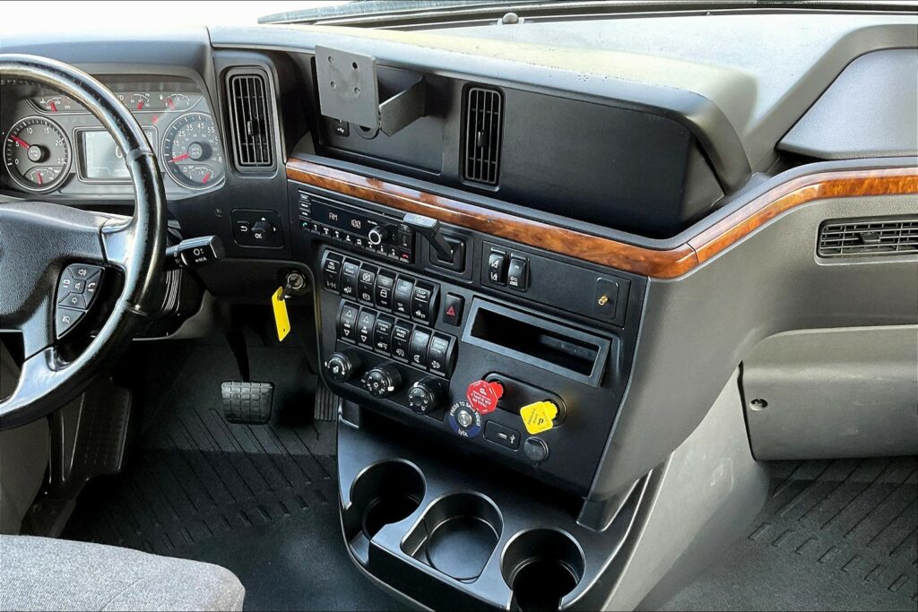 2021 CUM LT625 6×4 Sleeper