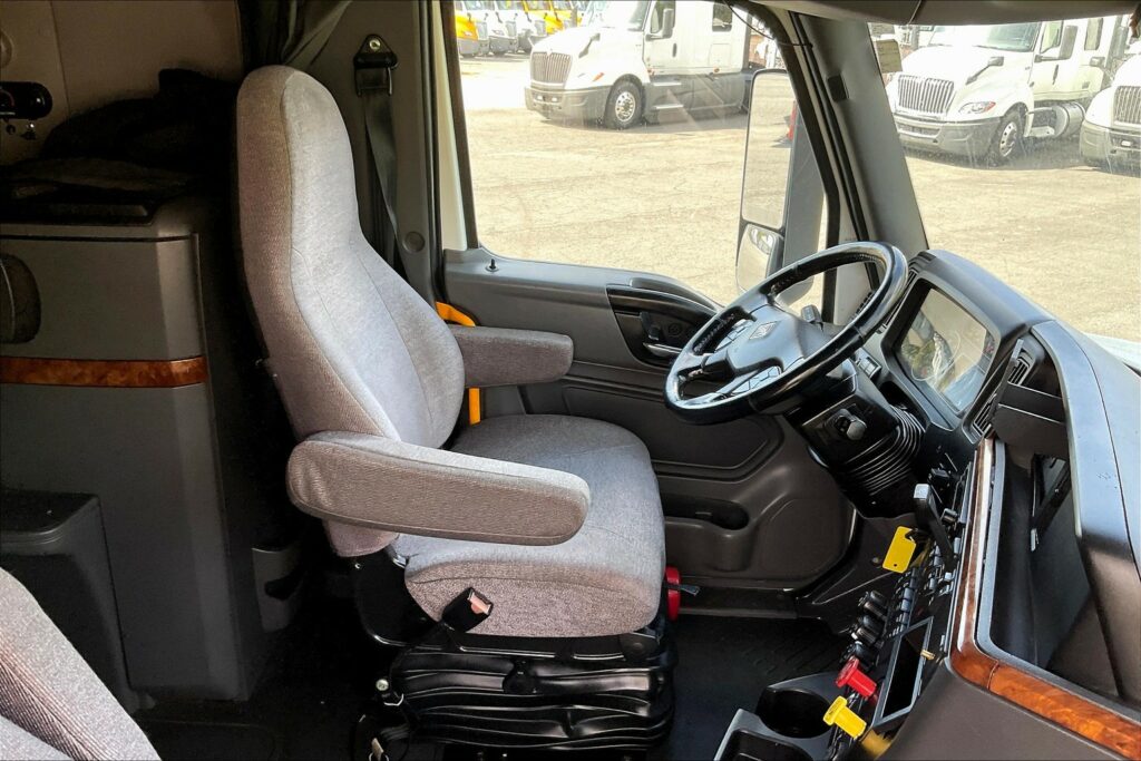 2021 CUM LT625 6×4 Sleeper