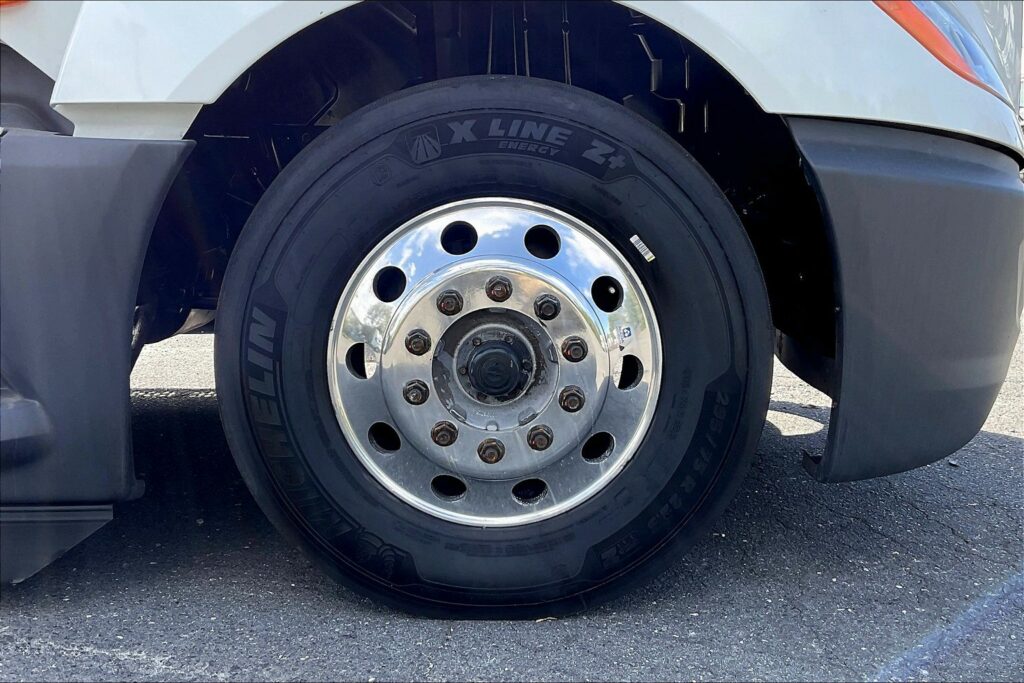 2021 CUM LT625 6×4 Sleeper