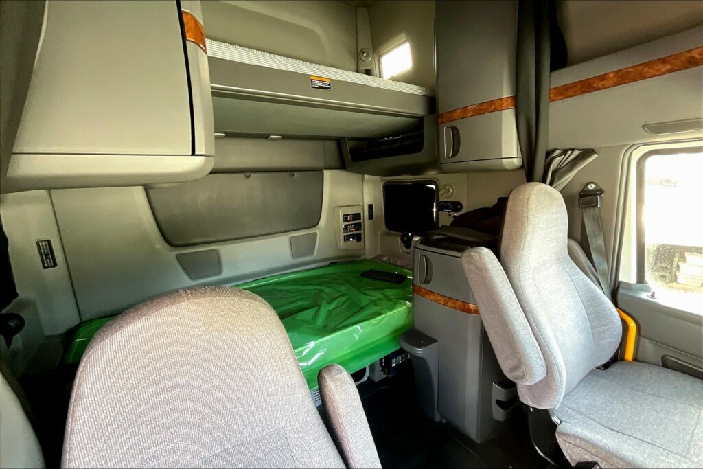 2021 CUM LT625 6×4 Sleeper