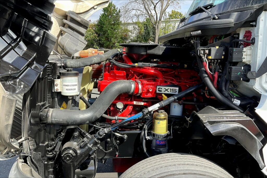 2021 CUM LT625 6×4 Sleeper